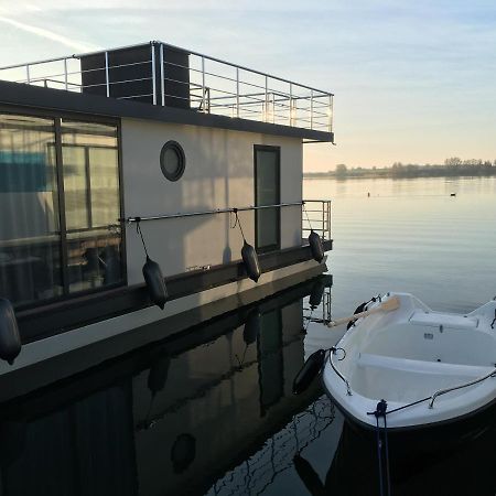 Modernes Festliegendes Hausboot Mit Grosszuegiger Dachterrasse Und Ruderboot Hotel Röbel Екстериор снимка