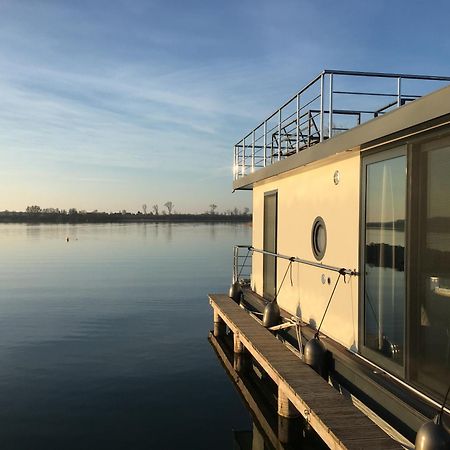 Modernes Festliegendes Hausboot Mit Grosszuegiger Dachterrasse Und Ruderboot Hotel Röbel Екстериор снимка