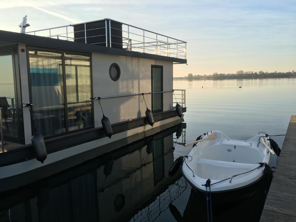 Modernes Festliegendes Hausboot Mit Grosszuegiger Dachterrasse Und Ruderboot Hotel Röbel Екстериор снимка