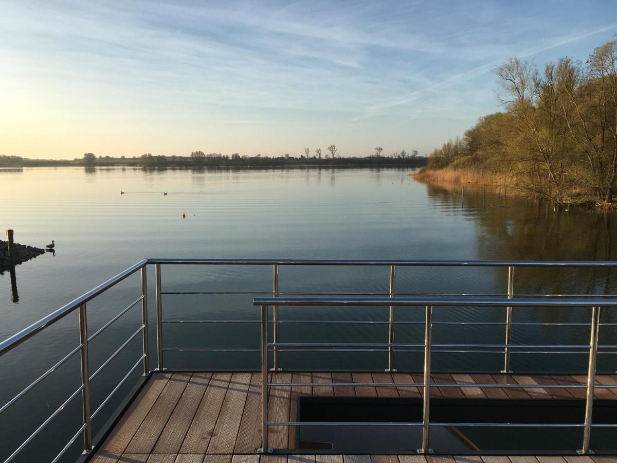 Modernes Festliegendes Hausboot Mit Grosszuegiger Dachterrasse Und Ruderboot Hotel Röbel Екстериор снимка