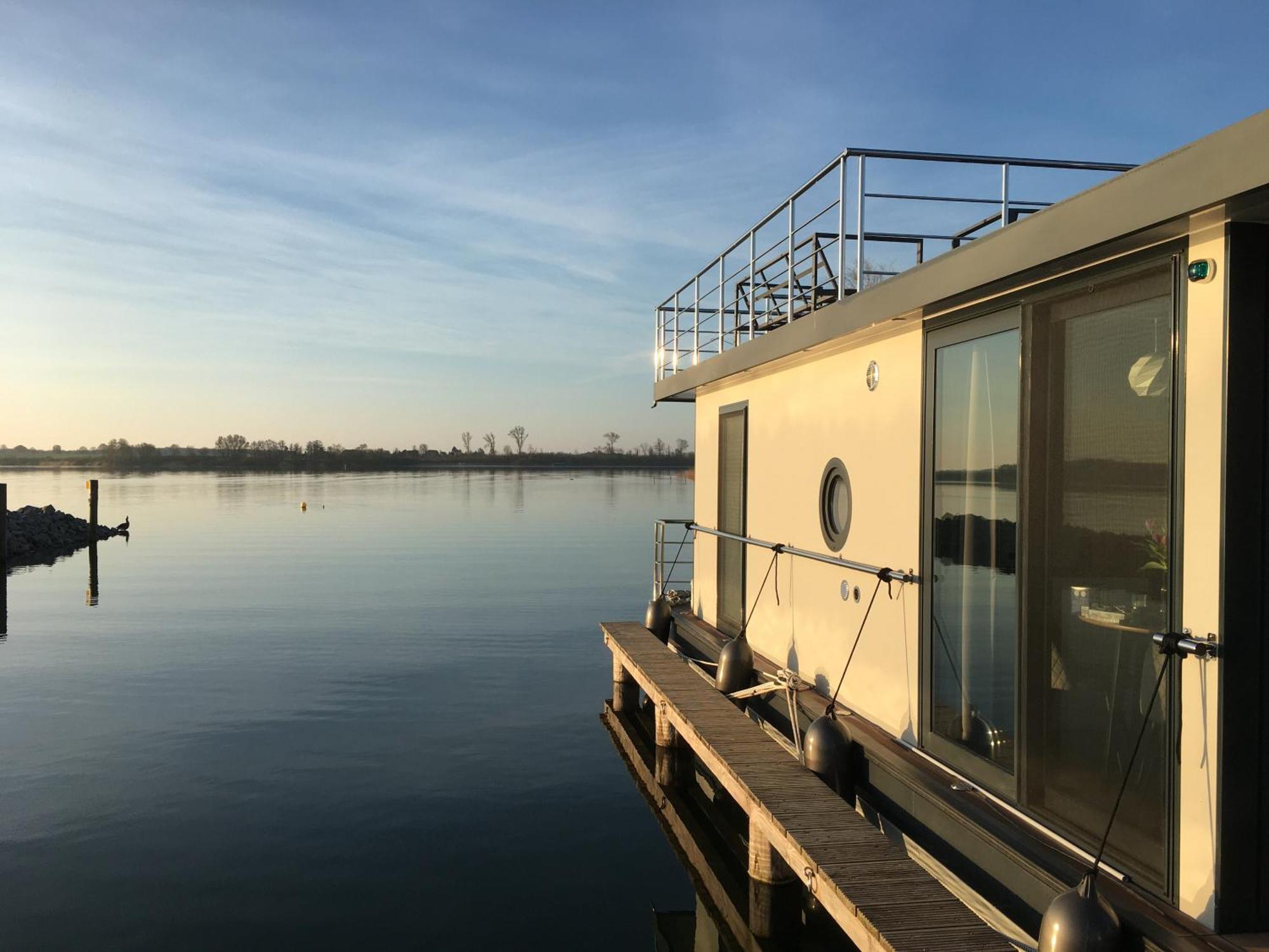 Modernes Festliegendes Hausboot Mit Grosszuegiger Dachterrasse Und Ruderboot Hotel Röbel Екстериор снимка