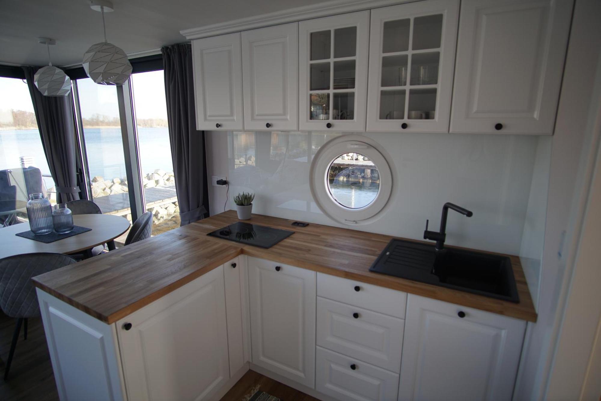 Modernes Festliegendes Hausboot Mit Grosszuegiger Dachterrasse Und Ruderboot Hotel Röbel Екстериор снимка
