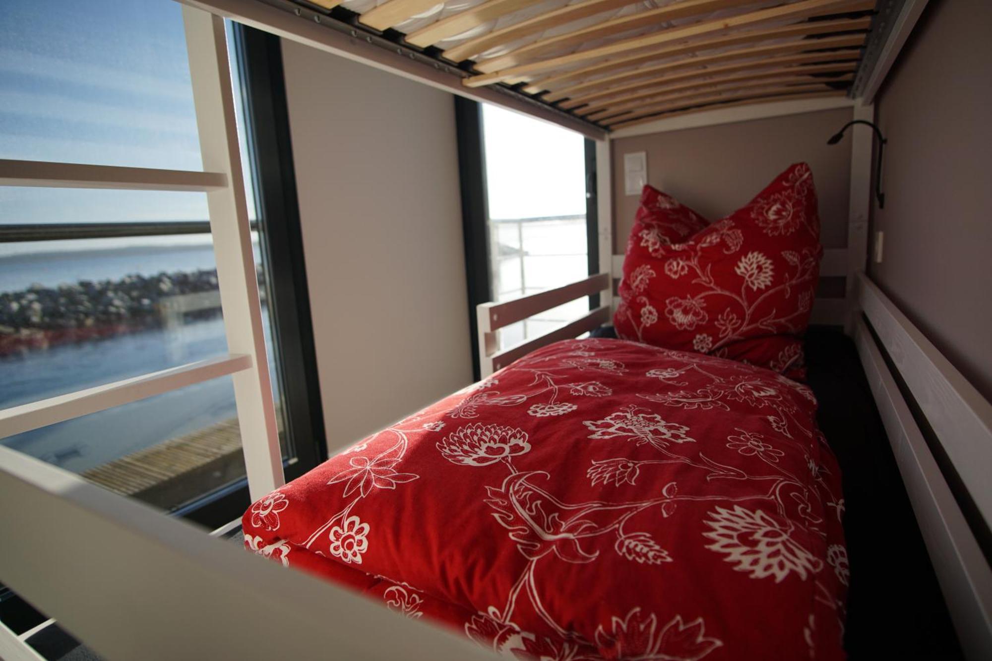 Modernes Festliegendes Hausboot Mit Grosszuegiger Dachterrasse Und Ruderboot Hotel Röbel Екстериор снимка