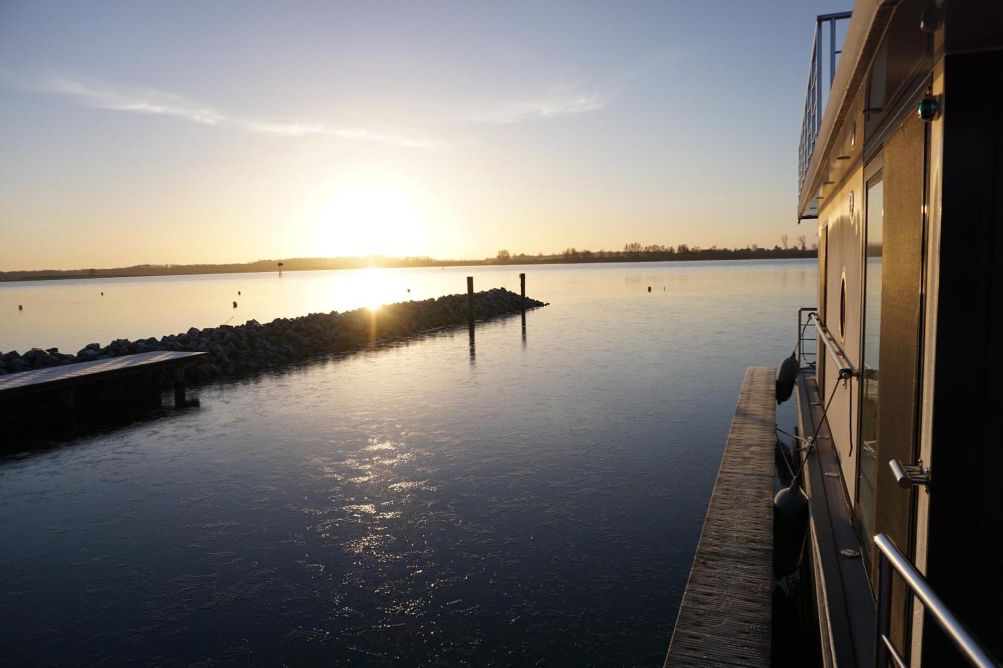 Modernes Festliegendes Hausboot Mit Grosszuegiger Dachterrasse Und Ruderboot Hotel Röbel Екстериор снимка