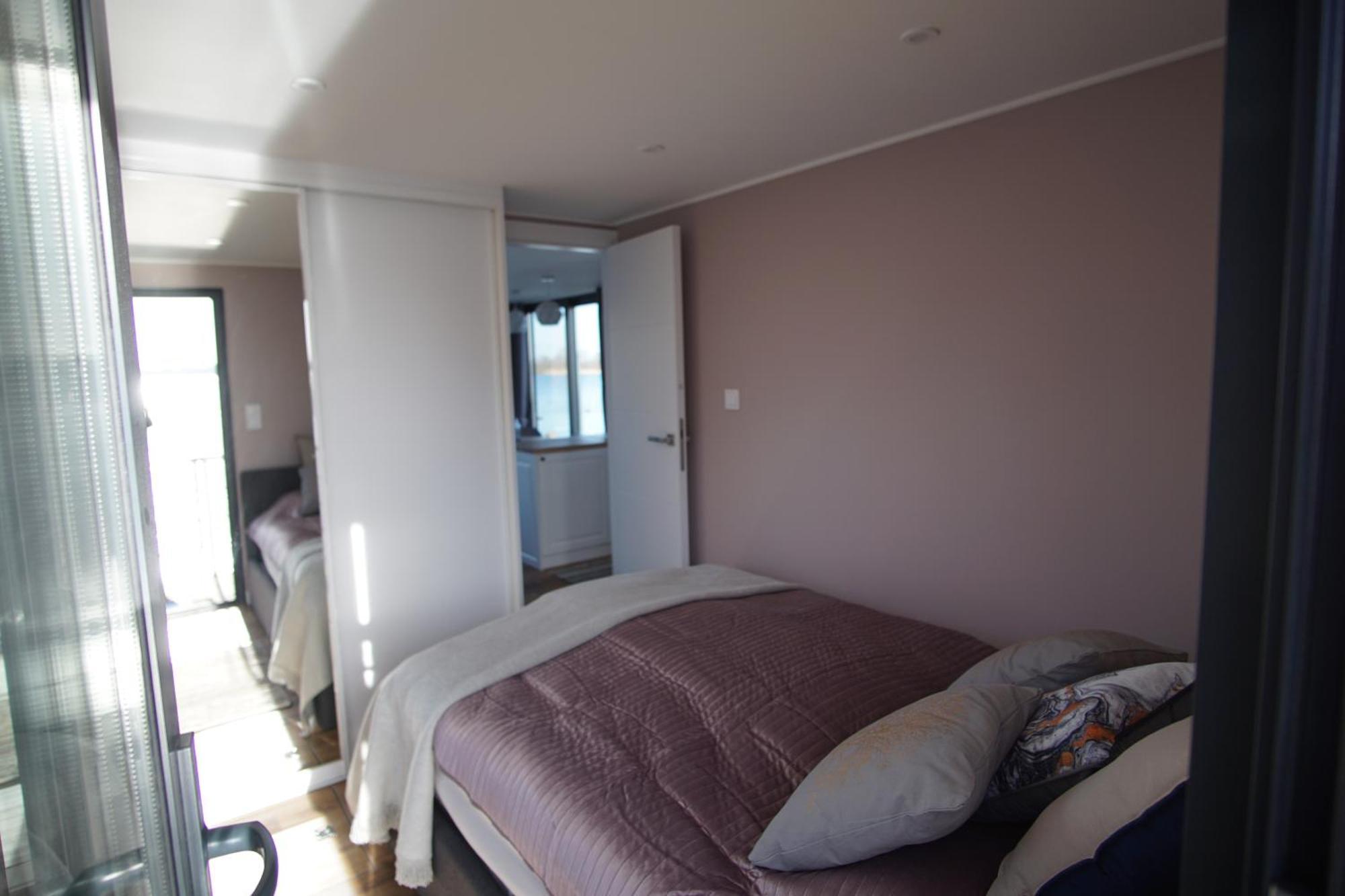 Modernes Festliegendes Hausboot Mit Grosszuegiger Dachterrasse Und Ruderboot Hotel Röbel Екстериор снимка