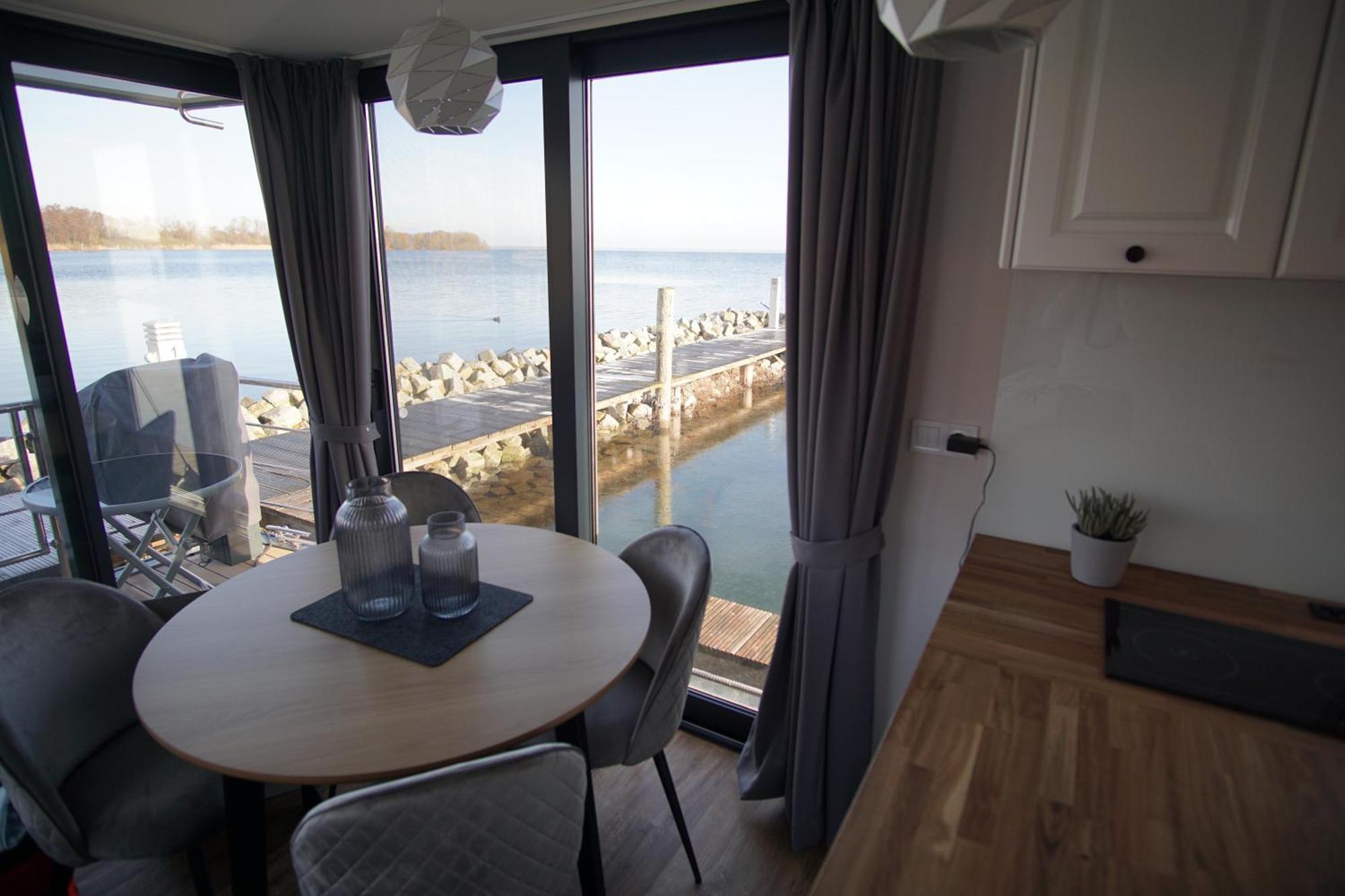 Modernes Festliegendes Hausboot Mit Grosszuegiger Dachterrasse Und Ruderboot Hotel Röbel Екстериор снимка