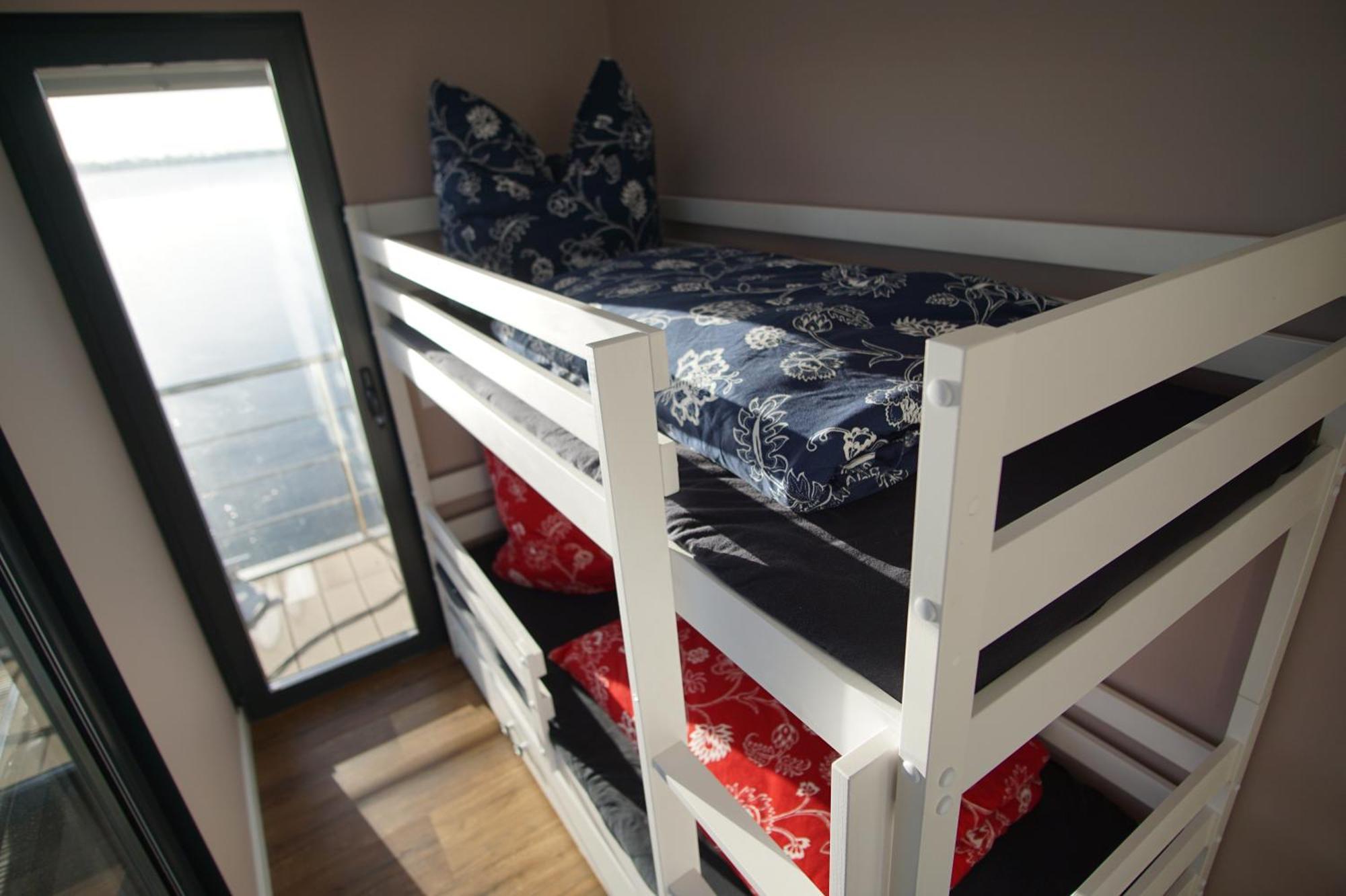 Modernes Festliegendes Hausboot Mit Grosszuegiger Dachterrasse Und Ruderboot Hotel Röbel Екстериор снимка