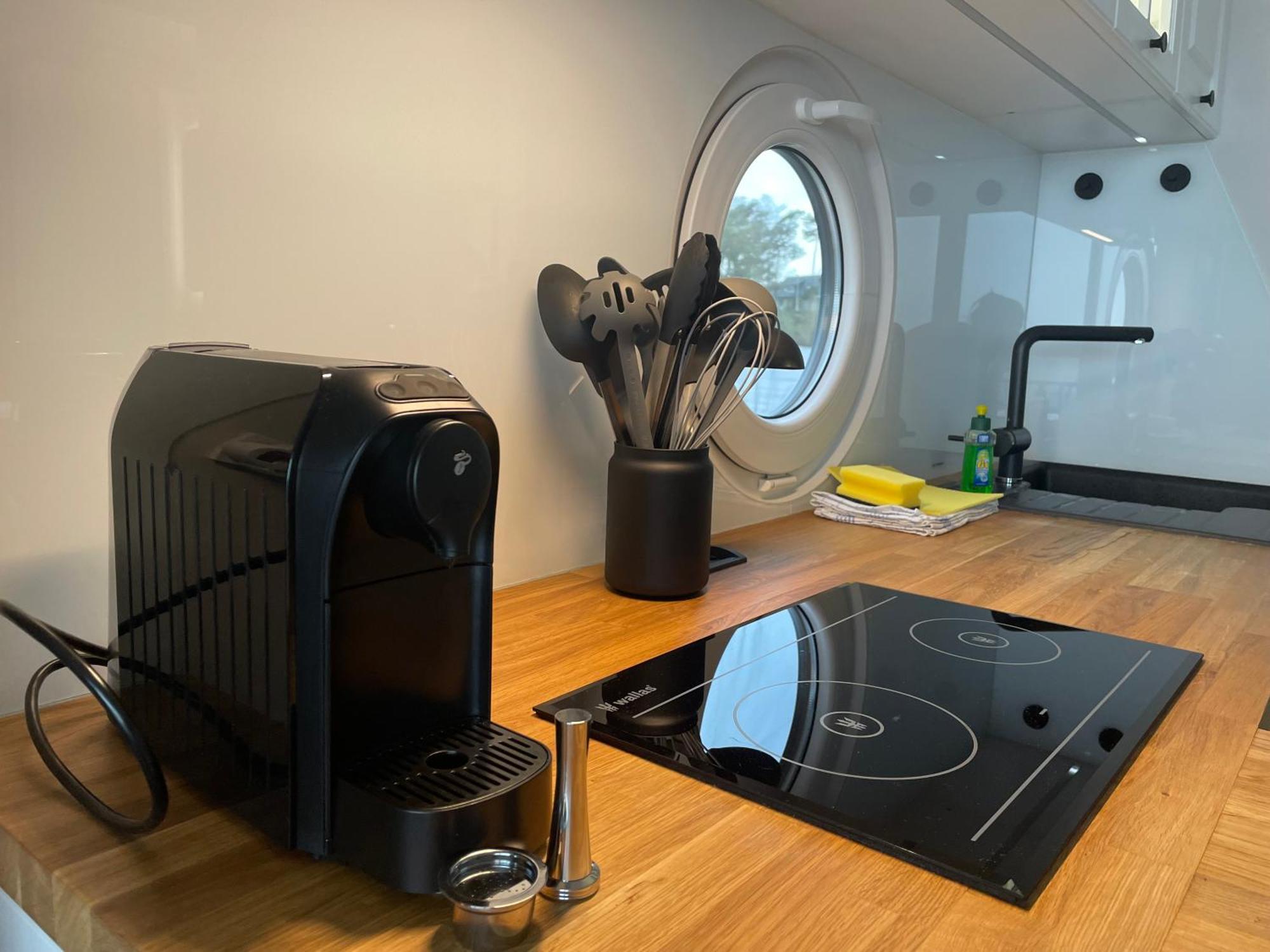 Modernes Festliegendes Hausboot Mit Grosszuegiger Dachterrasse Und Ruderboot Hotel Röbel Екстериор снимка
