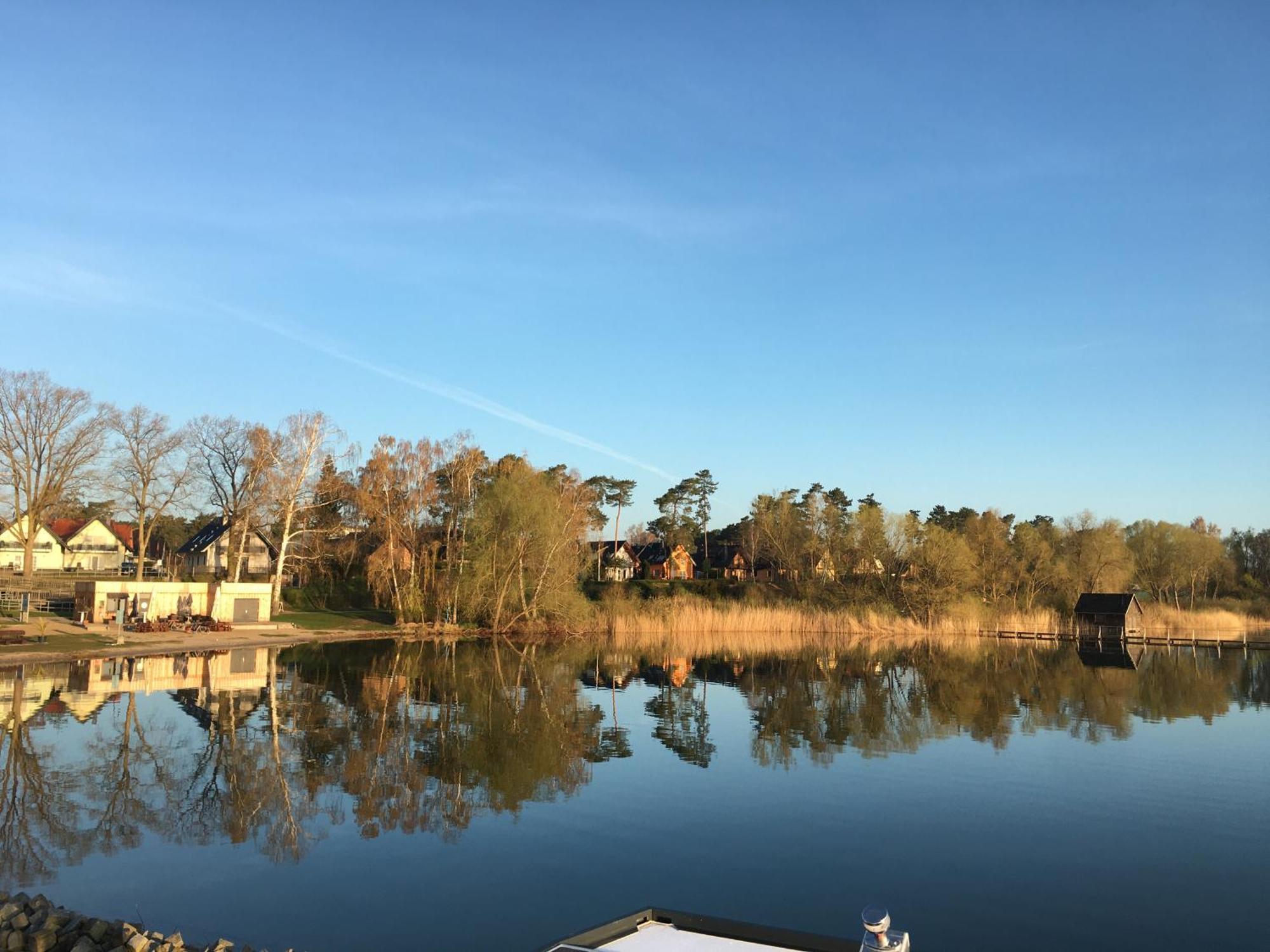 Modernes Festliegendes Hausboot Mit Grosszuegiger Dachterrasse Und Ruderboot Hotel Röbel Екстериор снимка