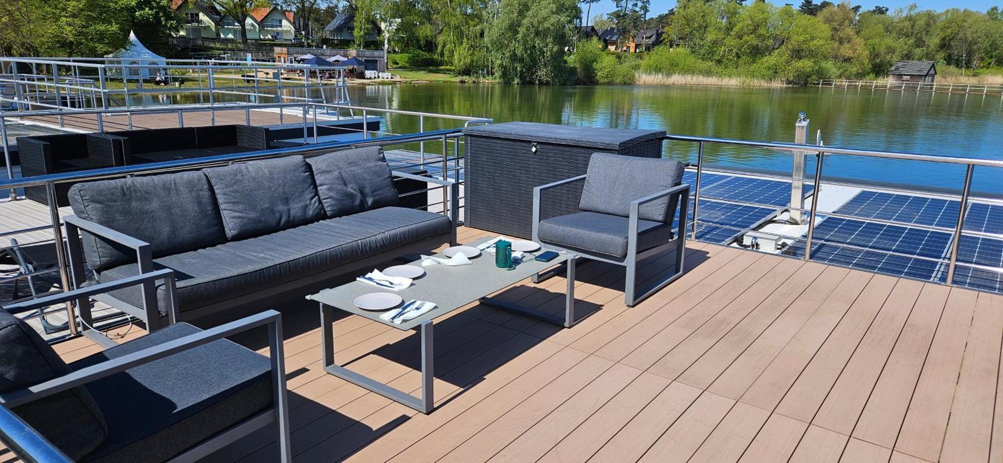 Modernes Festliegendes Hausboot Mit Grosszuegiger Dachterrasse Und Ruderboot Hotel Röbel Екстериор снимка