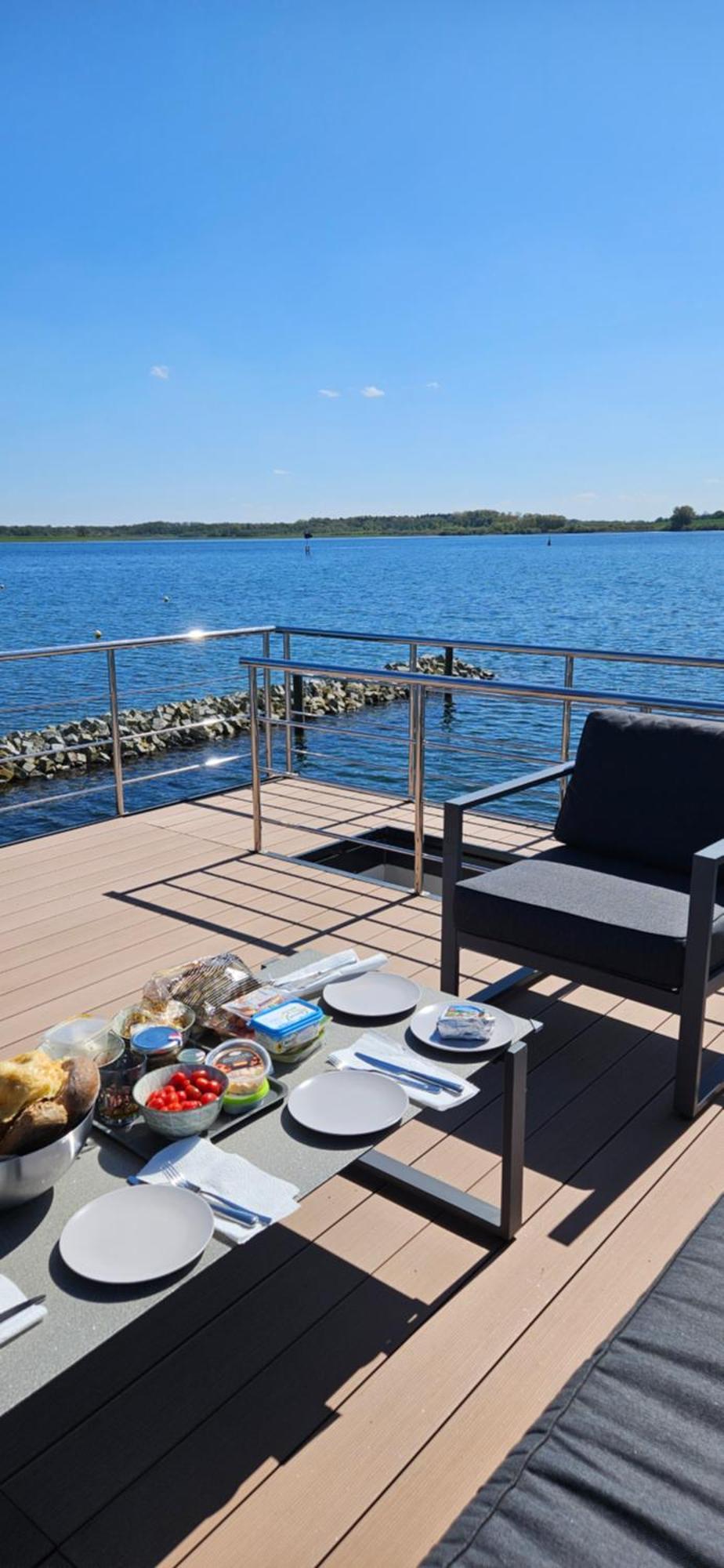 Modernes Festliegendes Hausboot Mit Grosszuegiger Dachterrasse Und Ruderboot Hotel Röbel Екстериор снимка