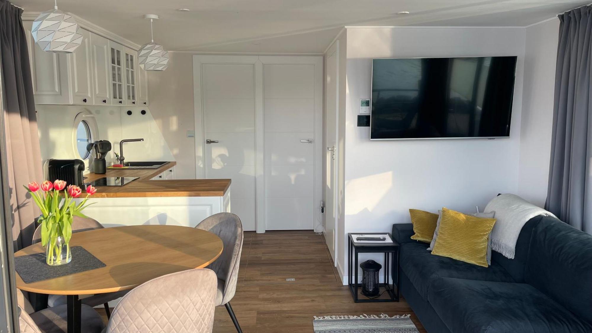 Modernes Festliegendes Hausboot Mit Grosszuegiger Dachterrasse Und Ruderboot Hotel Röbel Екстериор снимка