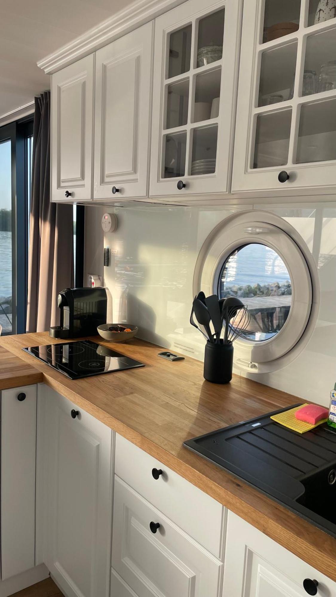 Modernes Festliegendes Hausboot Mit Grosszuegiger Dachterrasse Und Ruderboot Hotel Röbel Екстериор снимка