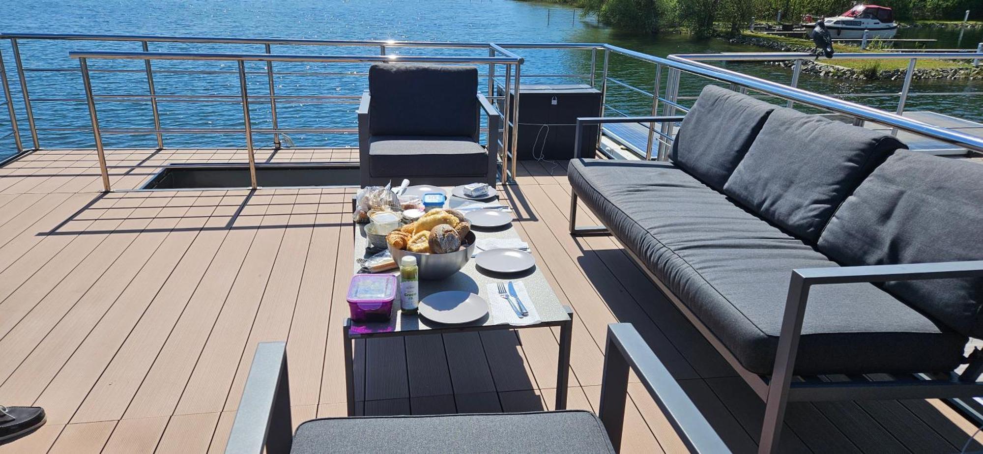 Modernes Festliegendes Hausboot Mit Grosszuegiger Dachterrasse Und Ruderboot Hotel Röbel Екстериор снимка