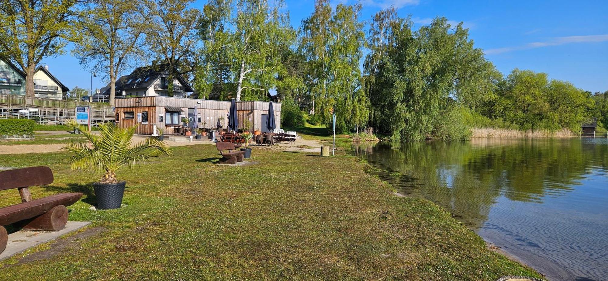 Modernes Festliegendes Hausboot Mit Grosszuegiger Dachterrasse Und Ruderboot Hotel Röbel Екстериор снимка