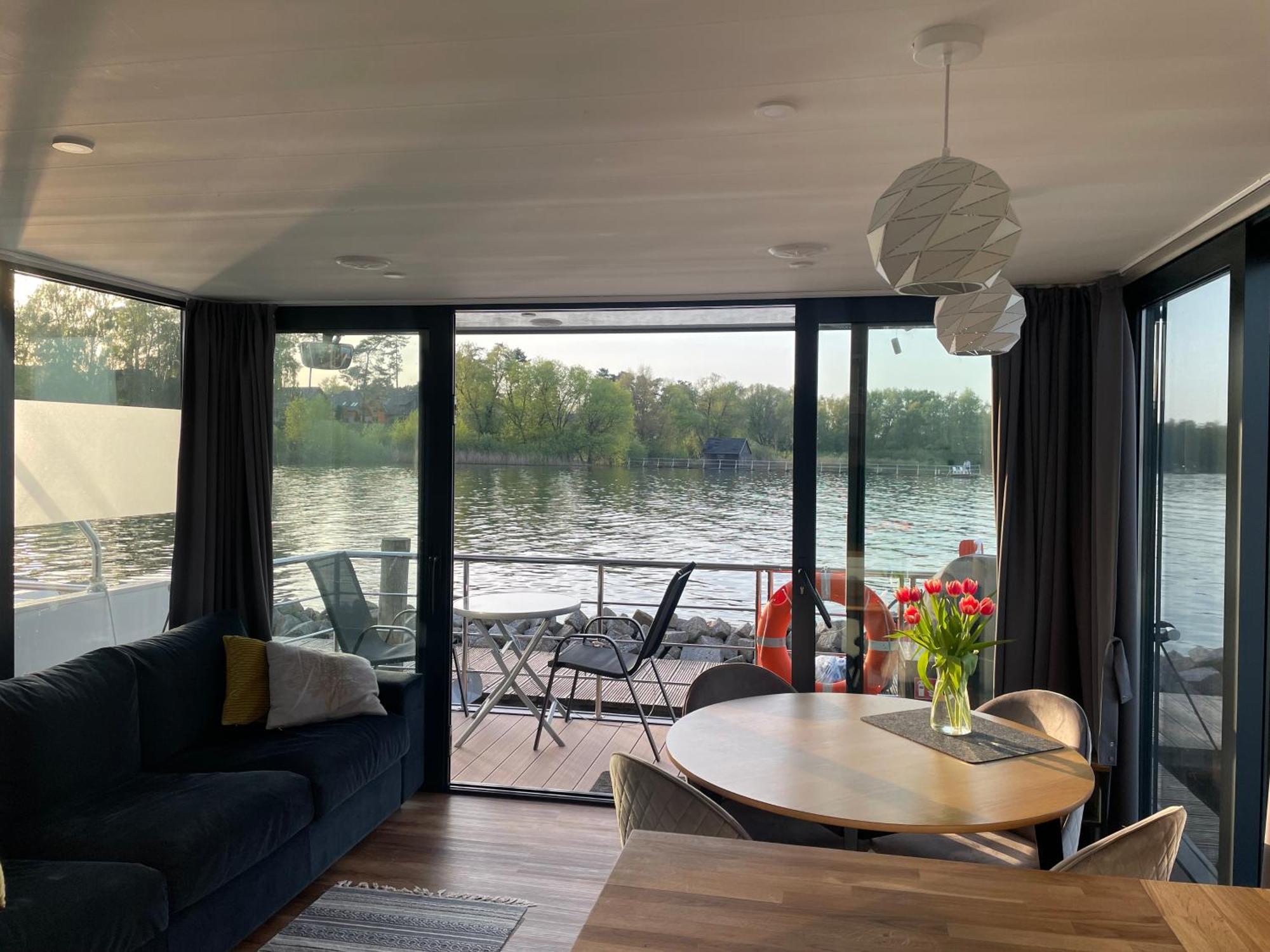 Modernes Festliegendes Hausboot Mit Grosszuegiger Dachterrasse Und Ruderboot Hotel Röbel Екстериор снимка